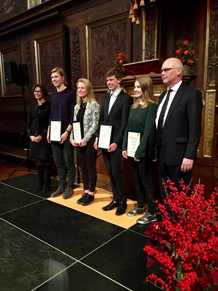 Foto af forskerspirervinderne i festsalen på Københavns Universitet.