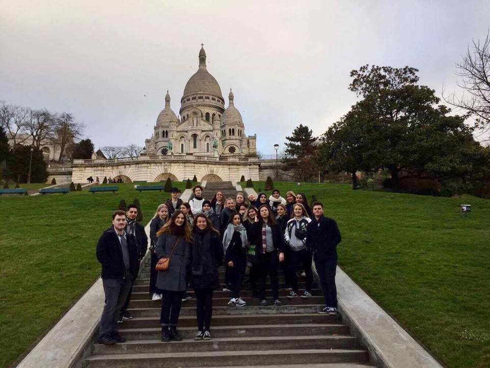 Foto af franskholdet på trappen nedenfor kirken Sacre Coeur.