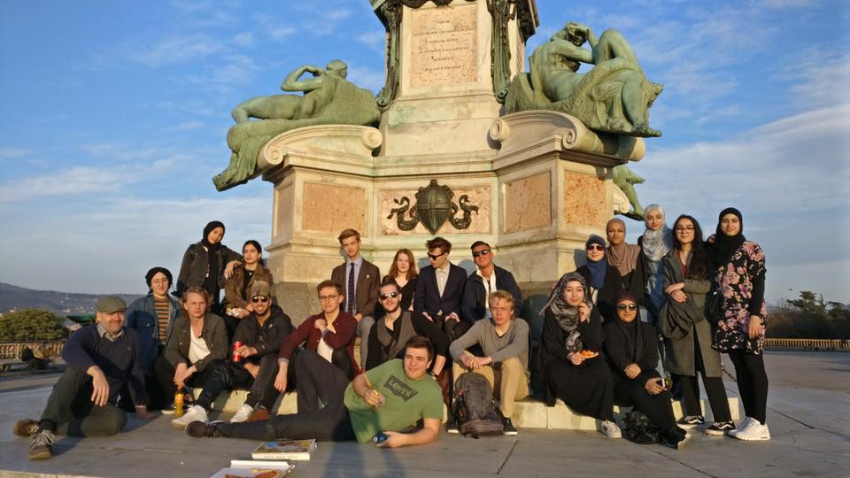 2.y sidder foran monument i Firenze.