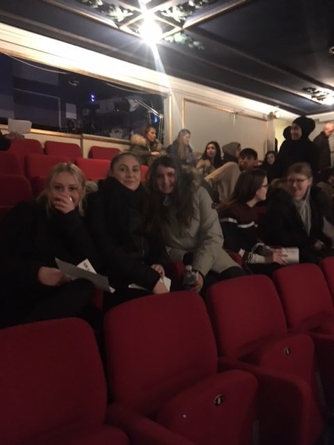 Foto af elever på tilskuerrækkerne i Betty Nansen teatret.
