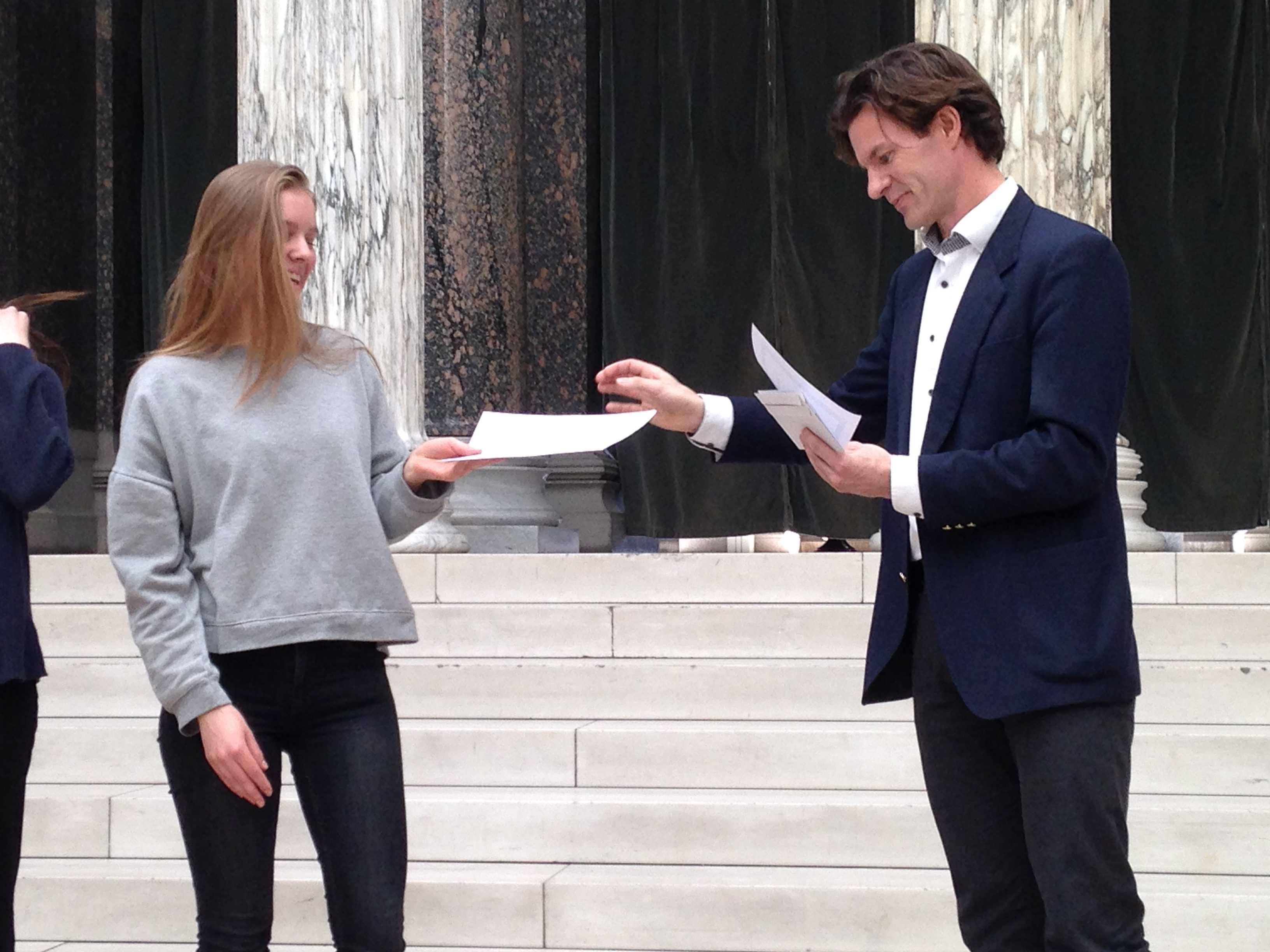 Emma får overrakt 1. prisen i årets oldkonkurrence i festsalen på Ny Carlsberg Glyptoteket.