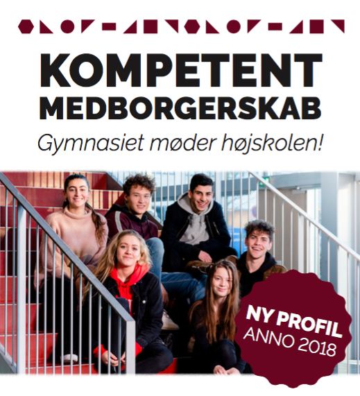Foto af kompetent medborgerskab postkort med seks elever der sidder på hovedtrappen.