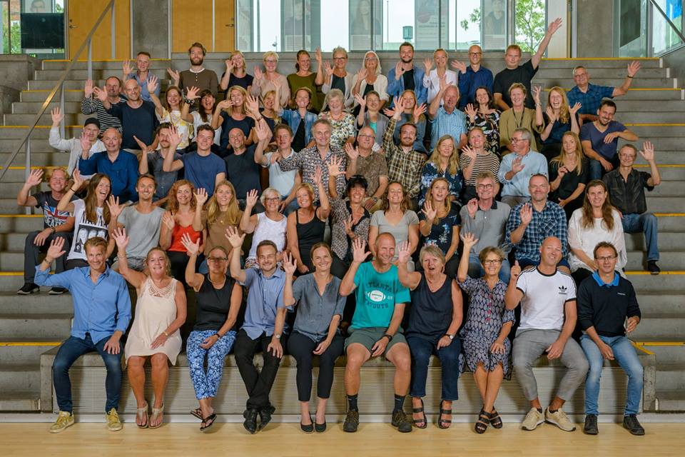 Foto af alle lærere og ledelse der vinker